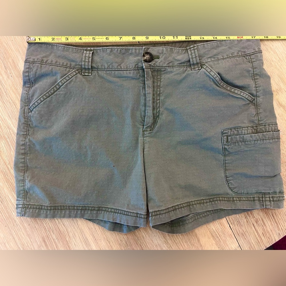 Eddie Bauer Green Spirty Cargo Shorts with Belt Loops